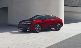 Toyota Crown 2027 года получила новый гибрид и цены от 41 640 долларов в США