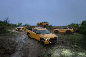 Toyota TRD Pro 2027 получила новые цвета Honeycomb и Hot Honey, а Tundra и Sequoia - амортизаторы FOX QS3