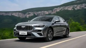 Geely Emgrand i-HEV стартовал в Китае: 1.5, электромотор 140 кВт и расход 2,22 л/100 км в рекорде