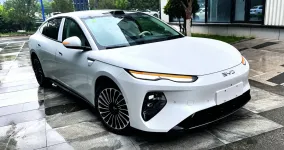 BYD Seal 08 начал появляться у дилеров в Китае перед запуском 2 июля: 694 л.с., 800 В и DiSus-A