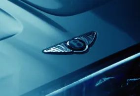 Bentley Torcal получил новые тизеры салона с изогнутыми экранами, кристаллами и физическими органами управления