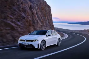 BMW i3 50 xDrive First Edition получил 463 л.с., батарею 108,7 кВт·ч, запас до 906 км и зарядку 400 кВт