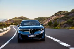 BMW подготовила летнее обновление: базовый iX3 40, новый Black Package и свежие опции для нескольких моделей