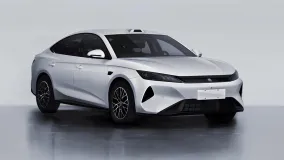Новый BYD Qin Plus раскрылся в Китае: седан вырос, получил DM-i и крышный лидар