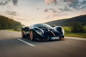 Первый клиентский De Tomaso P72 вышел в исполнении Aurelian Night с розовым золотом и компрессорным V8