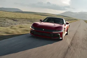 Ferrari 12Cilindri Manuale вернула кулису и педаль сцепления, но оставила восьмиступенчатый робот