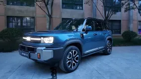Geely Galaxy Cruiser 700 официально дебютировал: рамный PHEV получил 1113 л.с. и клиренс 233 мм