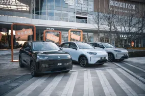 Китайский авторынок в мае изменил баланс: в топ-10 не осталось чисто бензиновых моделей, а первая пятерка стала электрической