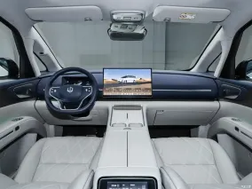 Leapmotor D99 показал интерьер: схема 2+2+3, поворотные кресла, большой стол, EV и EREV-версии