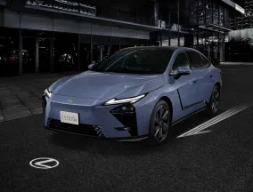Lexus ES для Японии получил аэрокиты, подсветку и необычную дезодорирующую подставку для ног