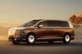 Maextro V800 показал семиместный салон, звездную крышу и 275 км электрического хода