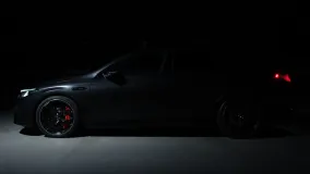 Mercedes-AMG готовит электрический CLA: тизер перед Goodwood, красные суппорты и возможные три мотора