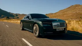 Rolls-Royce Spectre Series II обновился: 601 л.с., батарея 112,4 кВт·ч и 8108 огней в панели