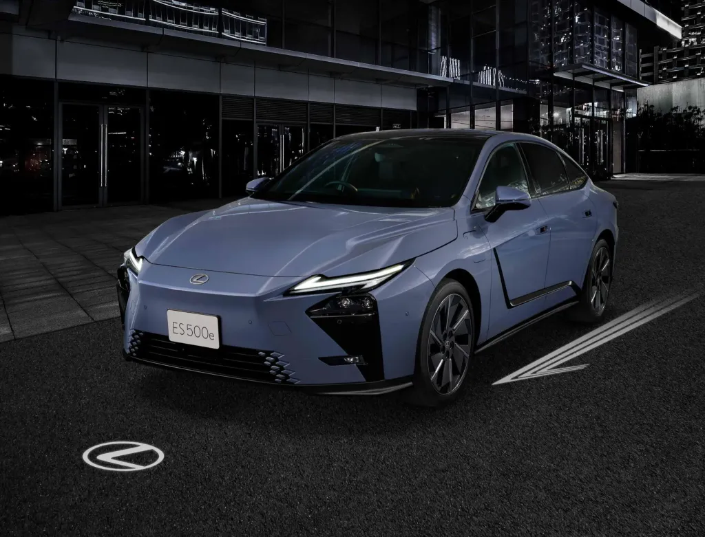 Lexus ES для Японии получил аэрокиты, подсветку и необычную дезодорирующую подставку для ног