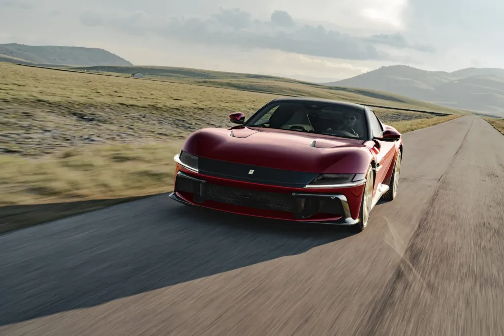 Ferrari 12Cilindri Manuale вернула кулису и педаль сцепления, но оставила восьмиступенчатый робот