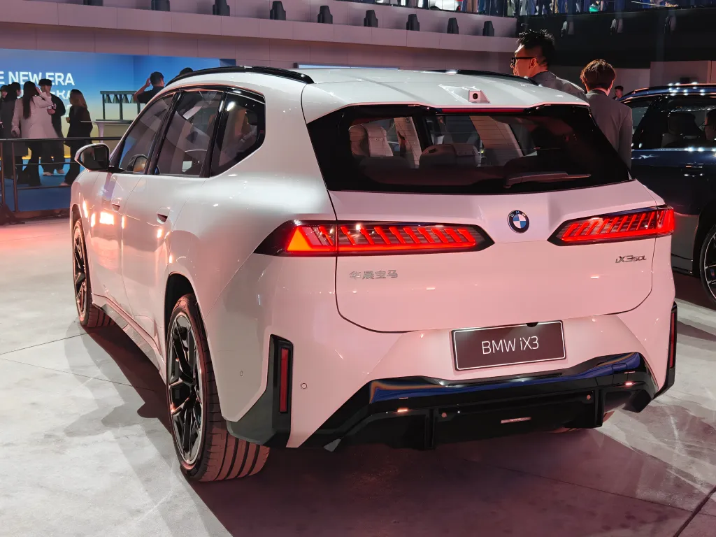 BMW iX3 Long-Wheelbase Edition 1
