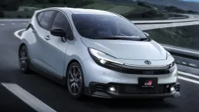Toyota Aqua GR Sport вернулась в Японии: агрессивный обвес, шасси GR и прежний гибрид на 114 л.с.
