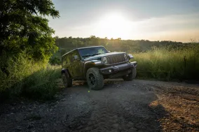 Jeep Wrangler Smoky Mountain 2027 получил темный декор, 33-дюймовые шины и доплату 80 долларов