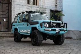 Toyota Land Cruiser 70 от Black Box Custom 4x4 получил baby blue кузов, белый кожаный салон и стандартный турбодизель