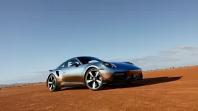 Porsche 911 Turbo S Land Down Under отметил 75-летие марки в Австралии двумя уникальными красками Chromaflair