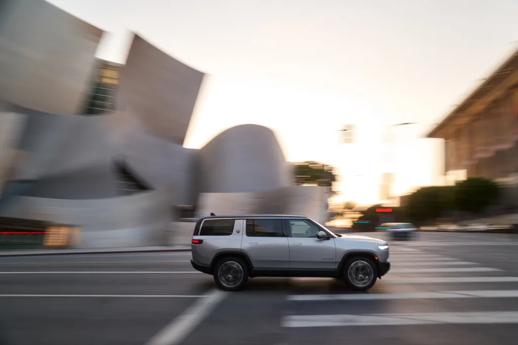 Rivian R1S и R1T 2027 сменили комплектации и получили капитанские кресла