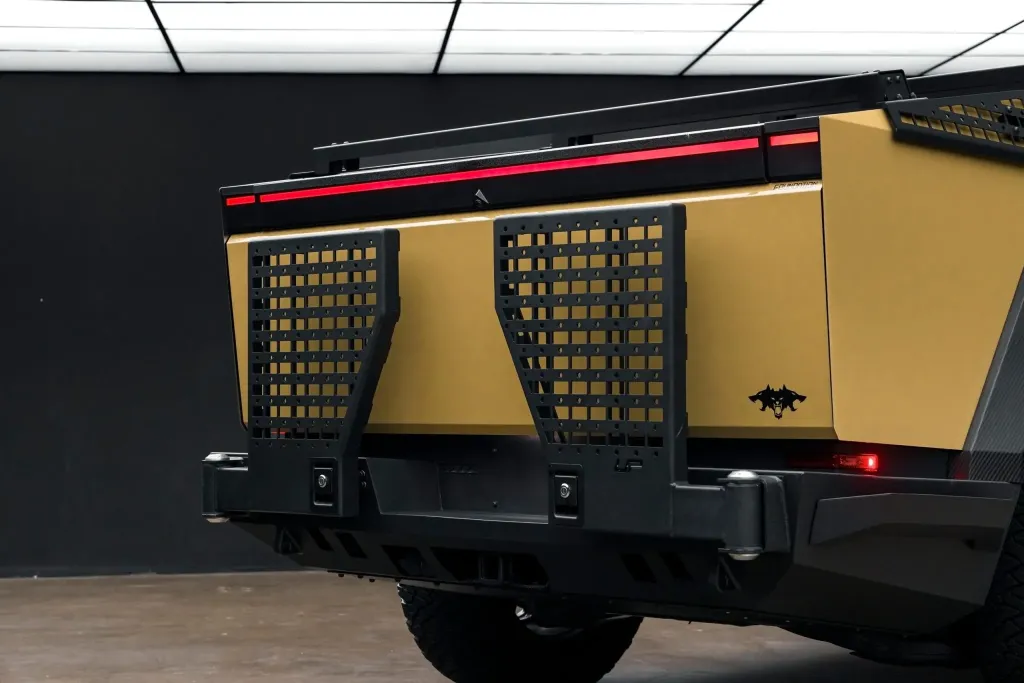 Tesla Cybertruck получил полный набор UP Invincible