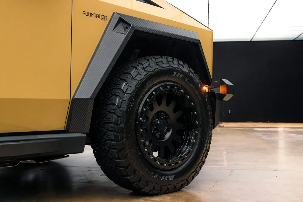 Tesla Cybertruck получил полный набор UP Invincible