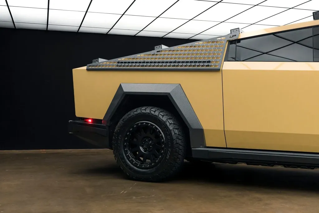 Tesla Cybertruck получил полный набор UP Invincible