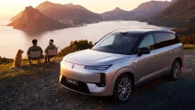 BYD Denza N8 показал интерьер: панорамный экран 1,1 м, 30-дюймовый дисплей и до 1003 км хода