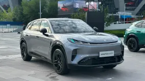 Arcfox Alpha T7 вышел в Китае: цены от 132 800 юаней, 715 км CLTC у EV и 1315 км у EREV