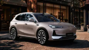 Geely Galaxy E5 стартовал в Китае: шесть версий, задний привод и быстрая зарядка 6C