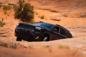 Jeep Cherokee Trailhawk прошел песок и камни в новом тизере перед скорым дебютом