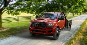 Ram Chassis Cab Night Edition выйдет для 3500, 4500 и 5500 с черным декором