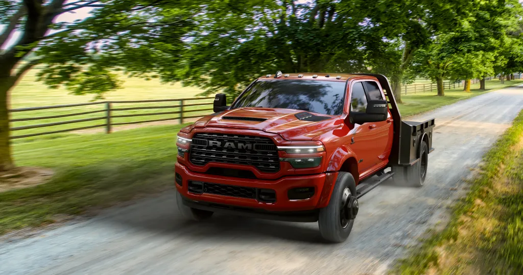 Ram Chassis Cab Night Edition выйдет для 3500, 4500 и 5500 с черным декором