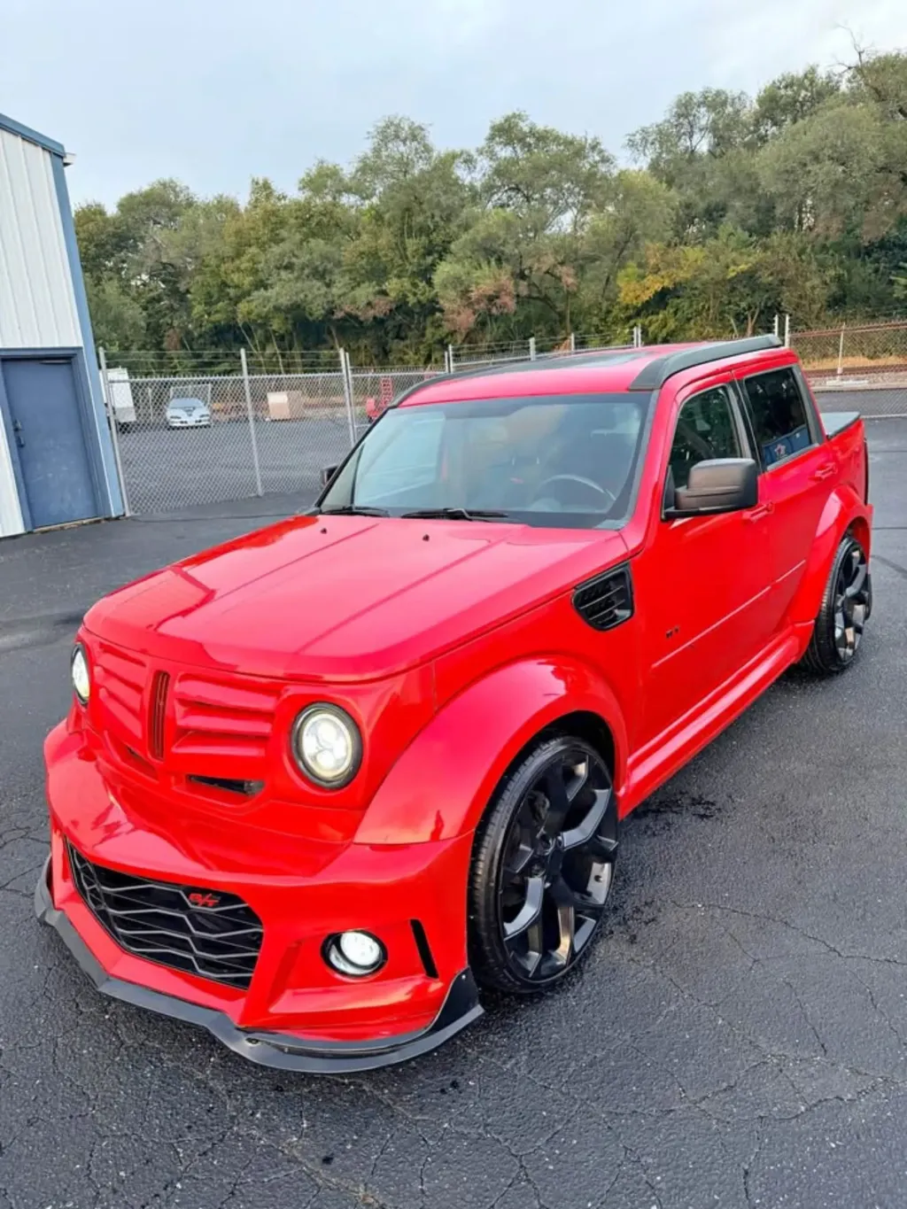 Dodge Nitro R/T превратили в пятиместный пикап с бампером Chevrolet Camaro