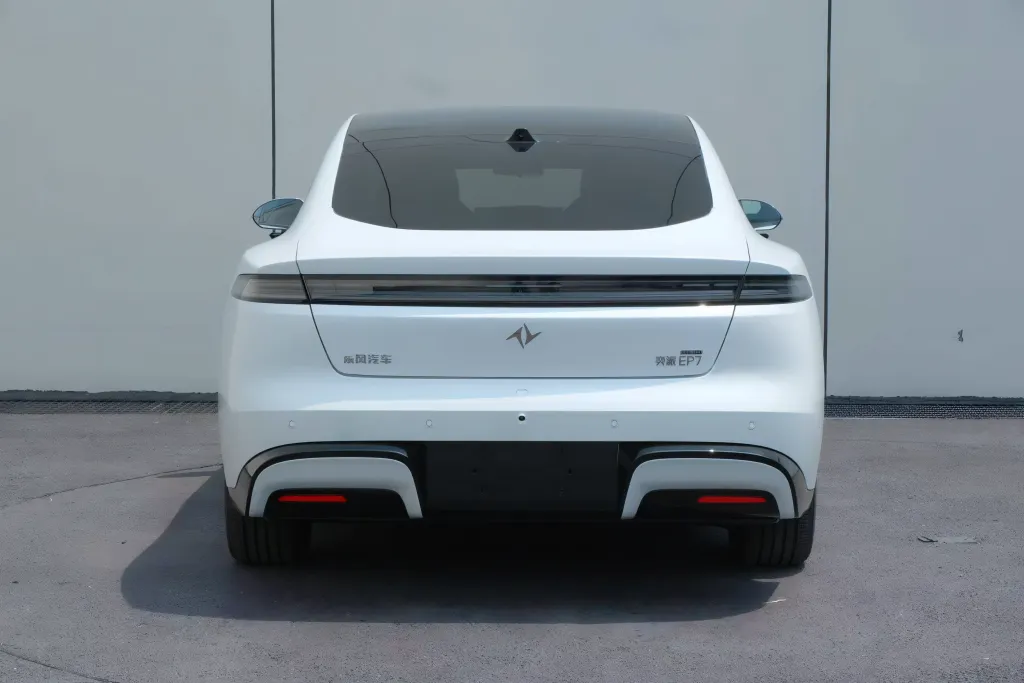 Dongfeng eπ EP7