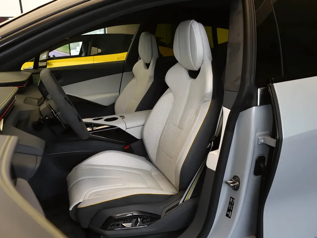 Lotus Eletre 900 Gold