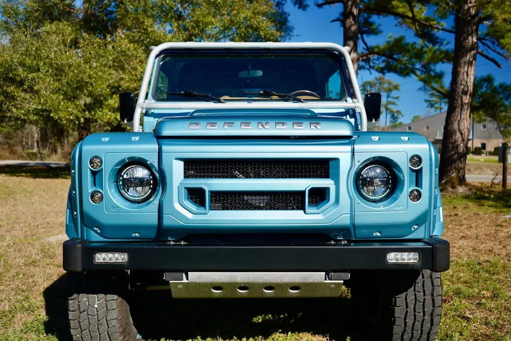 Osprey Custom Cars построила Land Rover Defender 90 Soft Top с Corvette LS3 V8
