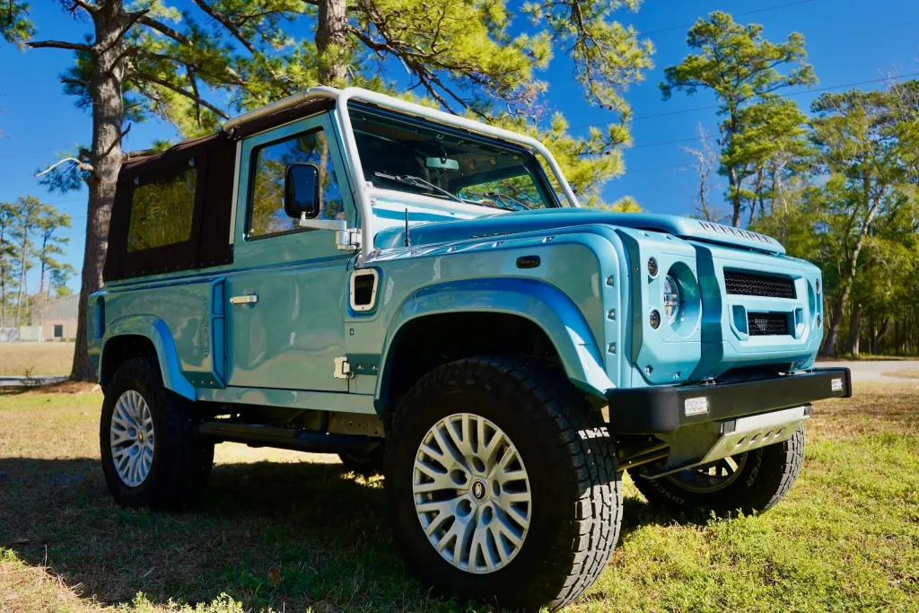 Osprey Custom Cars построила Land Rover Defender 90 Soft Top с Corvette LS3 V8