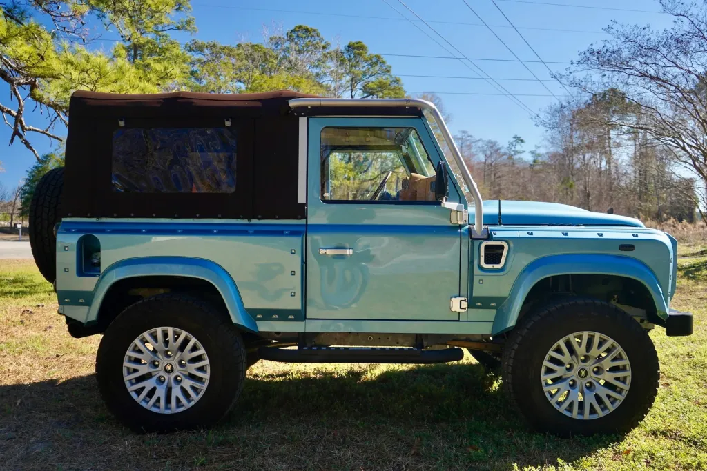 Osprey Custom Cars построила Land Rover Defender 90 Soft Top с Corvette LS3 V8