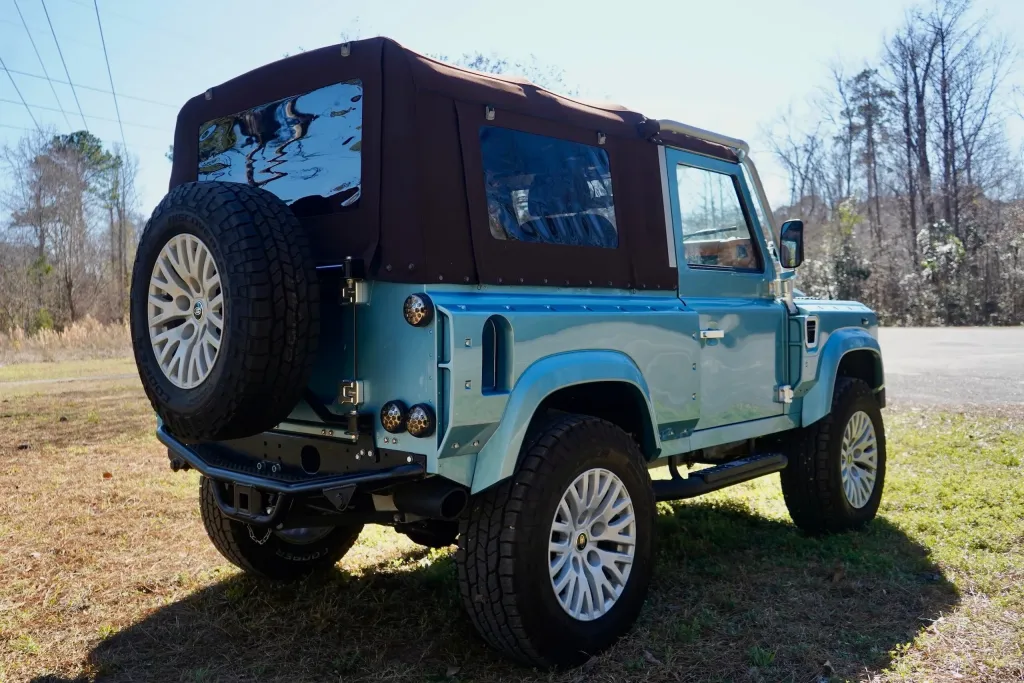 Osprey Custom Cars построила Land Rover Defender 90 Soft Top с Corvette LS3 V8