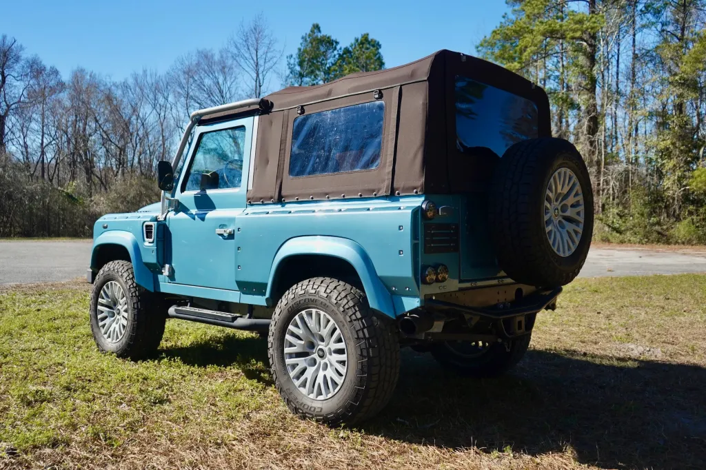 Osprey Custom Cars построила Land Rover Defender 90 Soft Top с Corvette LS3 V8