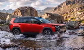 Jeep Cherokee Trailhawk 2027 получил внедорожную трансмиссию и увеличенный клиренс