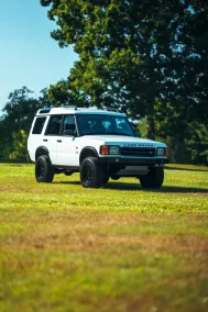 Legacy Overland восстановила Land Rover Discovery II Project Ernie с мотором Chevrolet V8