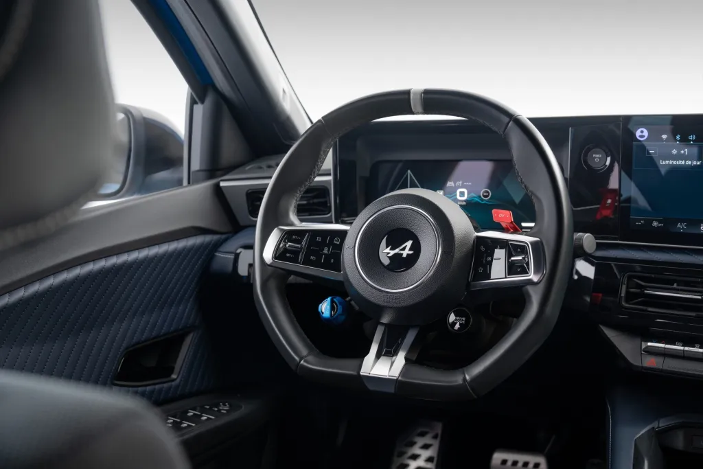 Alpine A290 Collection получил окрашенные арки и новый салон — фото 13