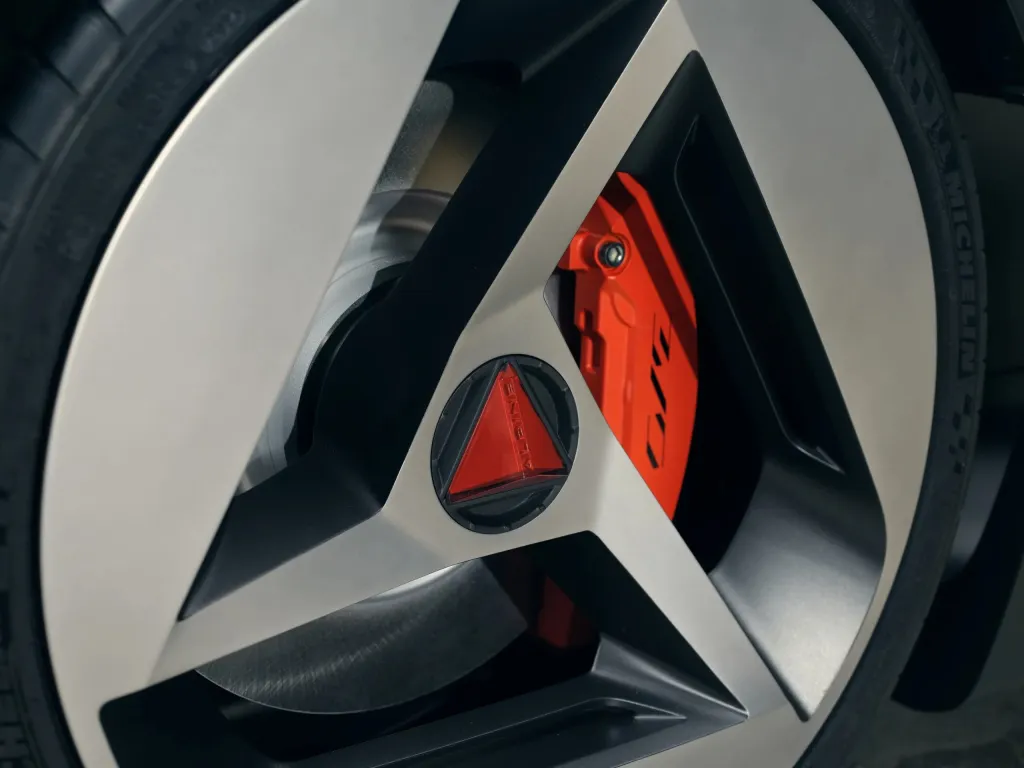Alpine A310 Vision дебютировал в Париже: ретрокупе на платформе APP — фото 16