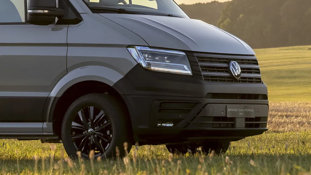 Volkswagen Grand California 2027 подешевел в Британии и получил версию Dune — фото 17