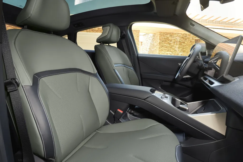 Новый BMW iX4: электрический кроссовер с покатой крышей и зарядкой до 400 кВт — фото 3