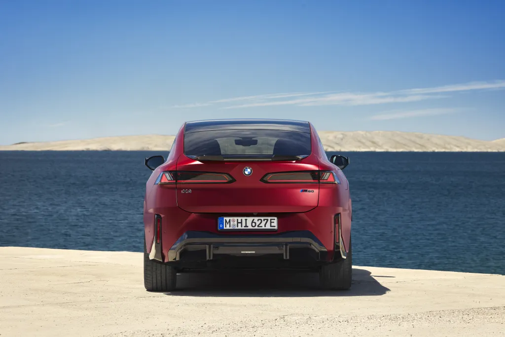 Новый BMW iX4: электрический кроссовер с покатой крышей и зарядкой до 400 кВт — фото 19